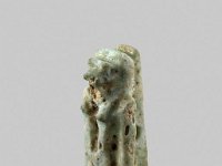 Aeg F 88  Aeg F 88, Gegend von Assuan, 26. Dynastie bis römische Zeit, Gottheit, Hellblau-grüne Fayence, H 1,9 cm, B 0,9 cm, T 0,8 cm : Bestandskatalog Ägypten, Museumsfoto: Claus Cordes